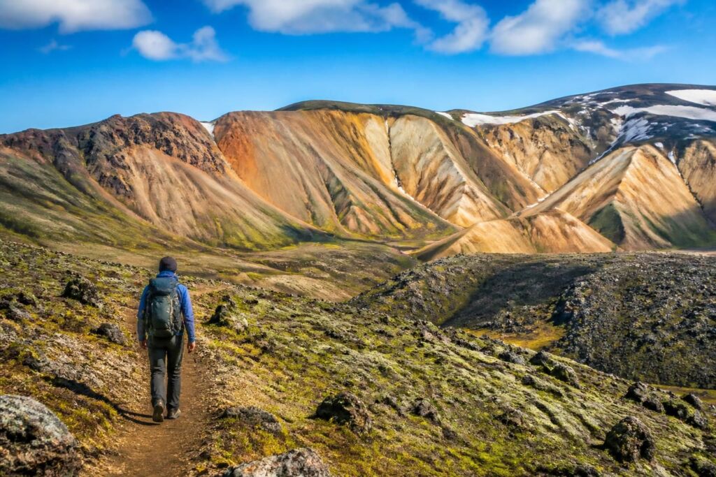 découvrez le trek incontournable à landmannalaugar en islande : itinéraires détaillés, cartes précises et conseils pratiques pour une aventure inoubliable au cœur des paysages volcaniques.