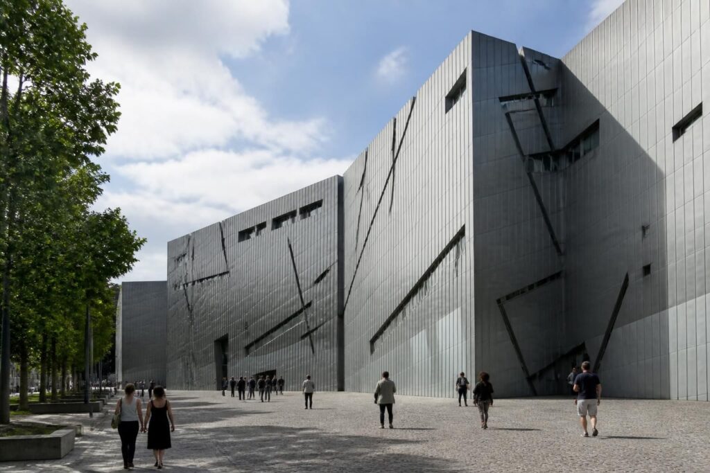 découvrez le musée juif de berlin, un chef-d'œuvre architectural de daniel libeskind, et plongez dans une visite captivante alliant histoire, culture et design unique.