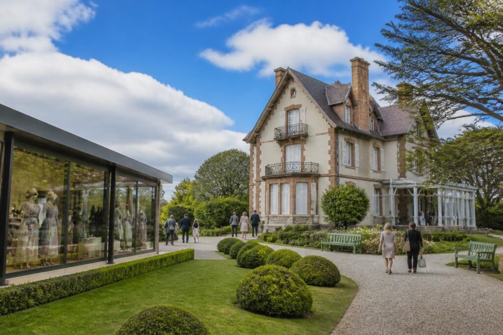 découvrez le musée christian dior à granville : horaires d'ouverture, tarifs d'entrée et boutique exclusive pour les passionnés de mode et d'histoire.