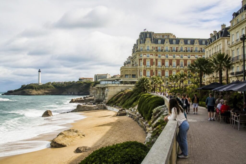 découvrez biarritz avec notre guide complet : météo, lieux incontournables à visiter et conseils pratiques pour profiter pleinement de cette ville charmante.