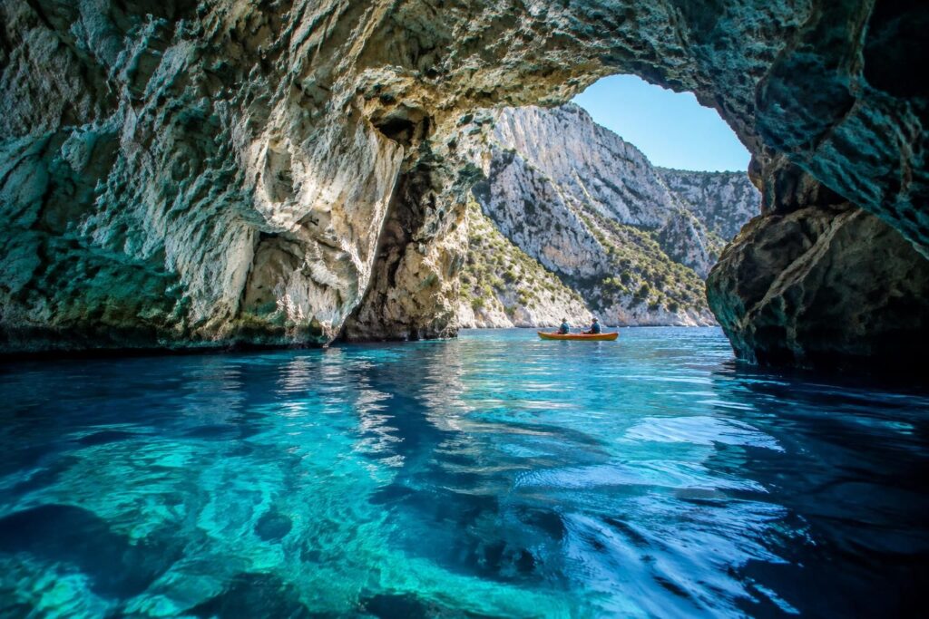 découvrez la grotte bleue à morgiou : conseils d’accès, itinéraire et beauté de ce site emblématique des calanques marseillaises.